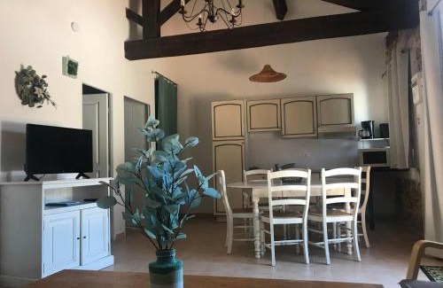 Colombiers Apartment | Pet-Friendly Retreat with Ocean Views at O’gîtes des colombes