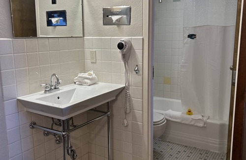 Great Falls Hotel | Discover O'Haire Inn: Family-Friendly with Pool & Dining
