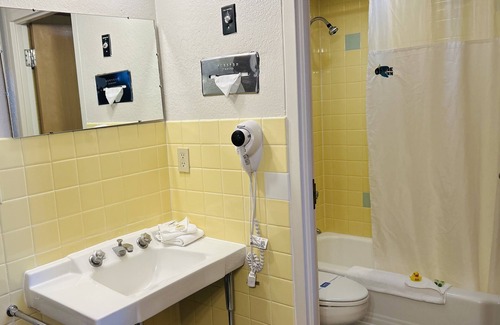 Great Falls Hotel | Discover O'Haire Inn: Family-Friendly with Pool & Dining