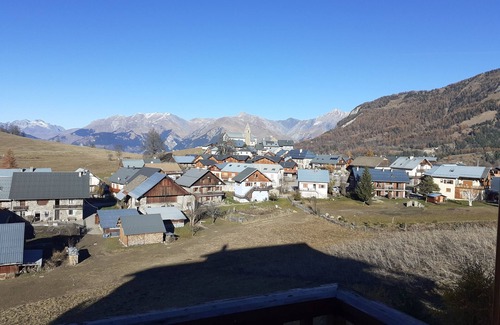 Jarrier Ski Chalet | O'MIKELY: Perfect Retreat for 6 with Family-Friendly Amenities
