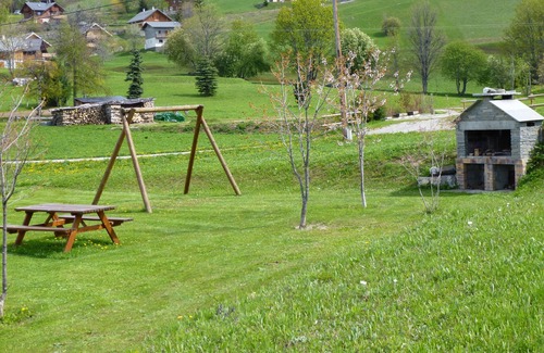 Jarrier Ski Chalet | O'MIKELY: Perfect Retreat for 6 with Family-Friendly Amenities