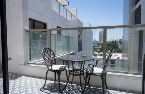 Bat Yam Apartment | Modern 2 BR Apartment - Perfect for Family Getaways