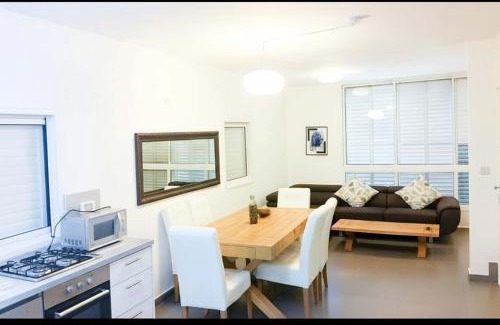 Bat Yam Apartment | Cozy APT in Bat-Yam: Steps from the Beach & Family-Friendly