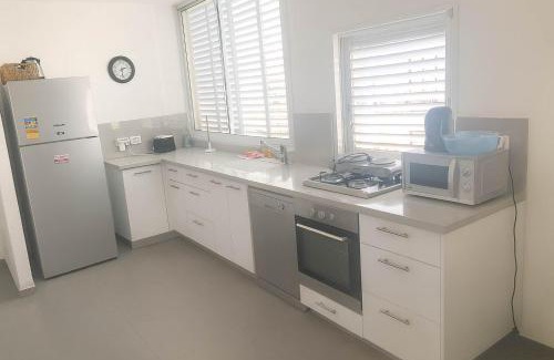 Bat Yam Apartment | Cozy APT in Bat-Yam: Steps from the Beach & Family-Friendly