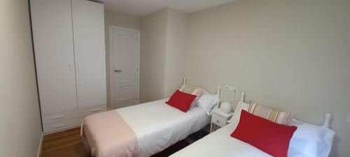 Sigueiro Apartment | Family-Friendly O Refuxio de Sigüeiro, 10 Min from Santiago