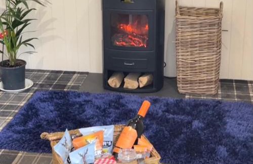 Storwood House | Relax at Oak Boutique Lodge with Hot Tub and Pet-Friendly Perks
