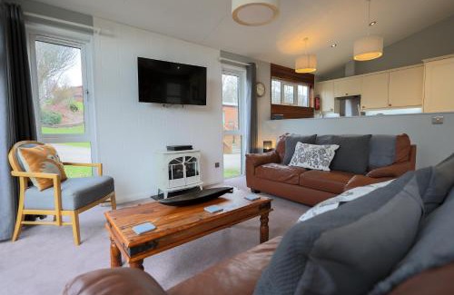 Liverton Villa | Idyllic Oak Cabin at Finlake Resort Spa in Devon
