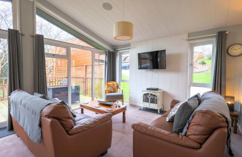 Liverton Villa | Idyllic Oak Cabin at Finlake Resort Spa in Devon