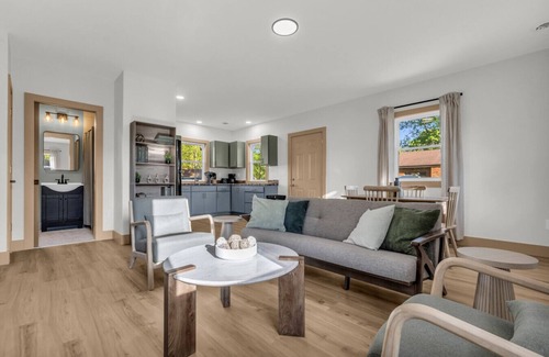 North Lakeport House | Oak & Clay Haven – Walk to Bar & Beach!