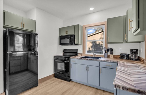 North Lakeport House | Oak & Clay Haven – Walk to Bar & Beach!