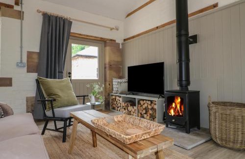 Crich House | Family-Friendly Stay at Oak Cottage - Fold Yards Retreat