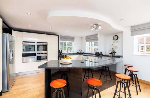 Knowle Sands House | Oak Cottage: Ideal for Family Gatherings & Relocators