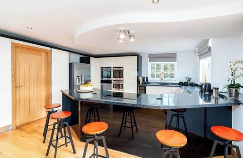 Knowle Sands House | Oak Cottage: Ideal for Family Gatherings & Relocators