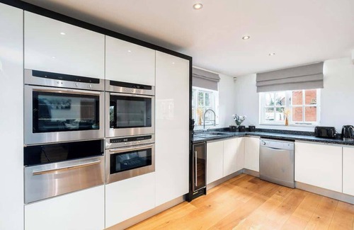 Knowle Sands House | Oak Cottage: Ideal for Family Gatherings & Relocators