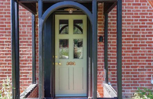 Hopton House | Pet-Friendly Retreat at Oak Cottage - 4-Star Comfort Awaits