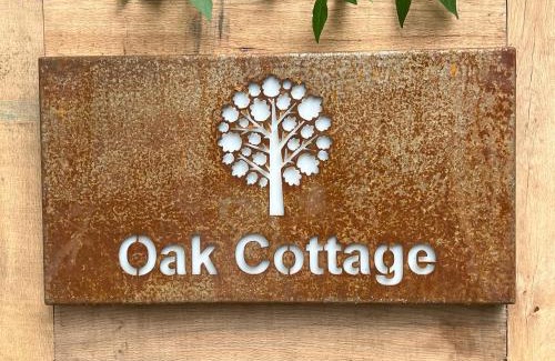 Hopton House | Pet-Friendly Retreat at Oak Cottage - 4-Star Comfort Awaits