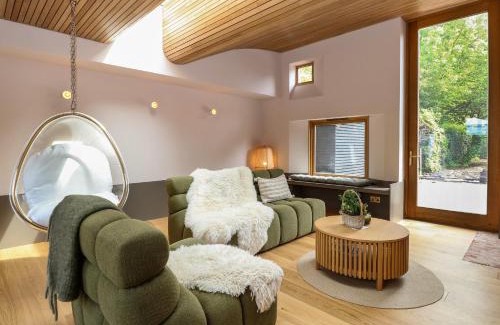Hopton House | Pet-Friendly Retreat at Oak Cottage - 4-Star Comfort Awaits