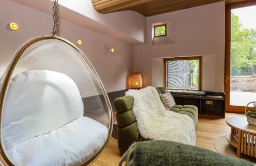 Hopton House | Pet-Friendly Retreat at Oak Cottage - 4-Star Comfort Awaits