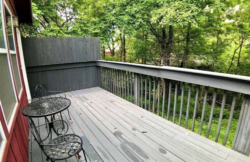 Eureka Springs Cabin | Experience Oak Crest Mountain Chalet with Hot Tub & Breakfast