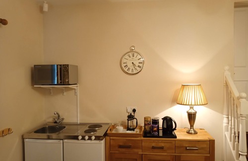 Sevenoaks Apartment | Family-Friendly Oak End Lodge Apartment with Kitchen Access