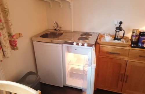 Sevenoaks Apartment | Family-Friendly Oak End Lodge Apartment with Kitchen Access