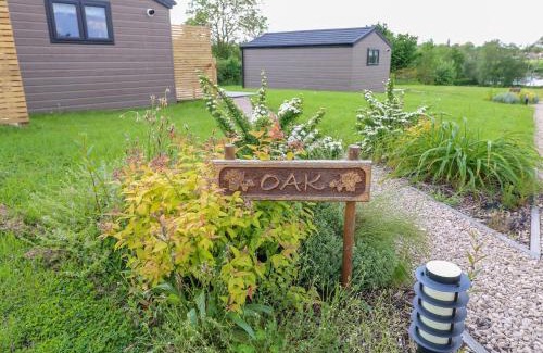 Swadlincote House | Impressive Oak Hotel - 4-Star Excellence with Perfect Ratings