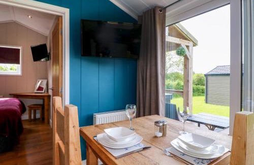 Swadlincote House | Impressive Oak Hotel - 4-Star Excellence with Perfect Ratings