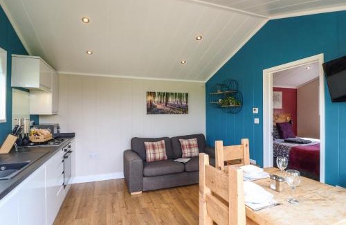 Swadlincote House | Impressive Oak Hotel - 4-Star Excellence with Perfect Ratings