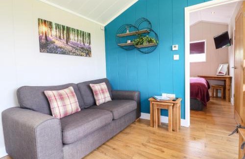 Swadlincote House | Impressive Oak Hotel - 4-Star Excellence with Perfect Ratings