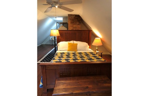 Alton Bed & Breakfast | Experience Oak Grove B&B: Treehouse Retreat with Porches