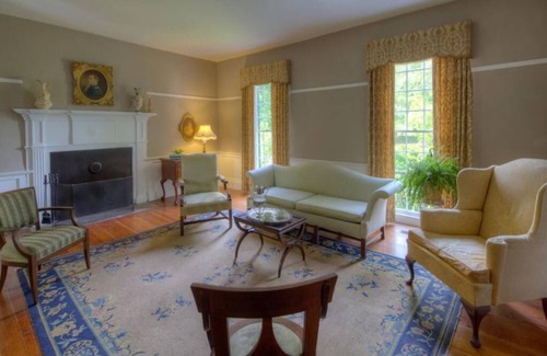 Alton Bed & Breakfast | Experience Oak Grove B&B: Treehouse Retreat with Porches