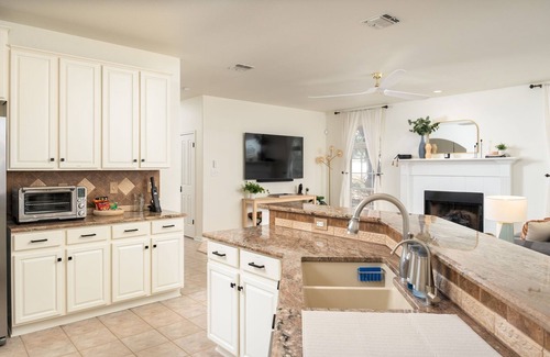 North San Antonio - SAT House | Oak Haven: Guest Rated 10/10 with Relaxing Hot Tub Access