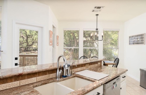 North San Antonio - SAT House | Oak Haven: Guest Rated 10/10 with Relaxing Hot Tub Access