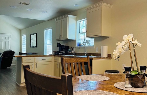 Malbis House | Experience Oak Haven: 10/10 Rated with Pool & Pet-Friendly!