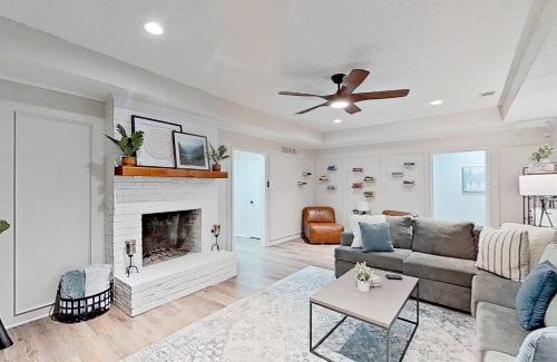 Grand Prairie House | Family-Friendly Getaway at Oak Haven with Great Amenities