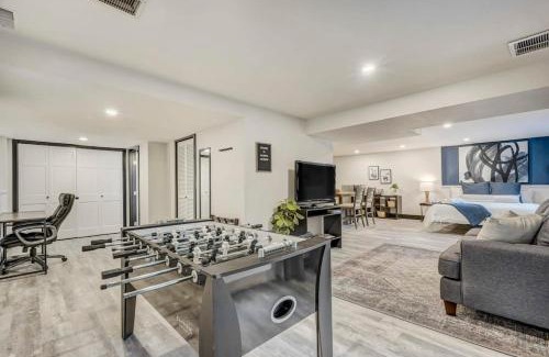 Woodmoor Hotel | Oak Hills Loft King Workspace w Scenic Views