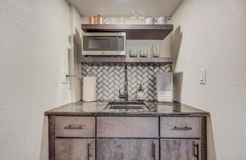 Woodmoor Hotel | Oak Hills Loft King Workspace w Scenic Views