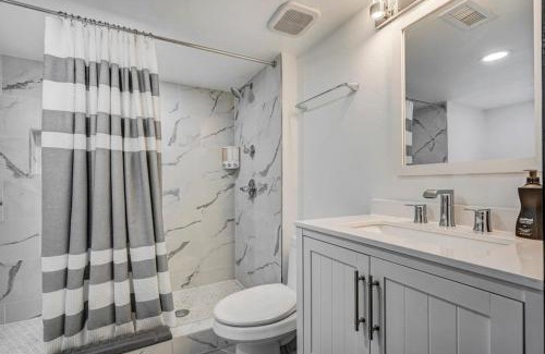Woodmoor Hotel | Oak Hills Loft King Workspace w Scenic Views