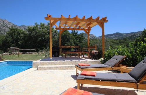 Zadvarje House | Experience Oak House: Oceanfront Bliss with Exceptional Ratings