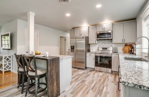 Granbury House | Elegant Oak House Near Granbury Square with Ocean Views