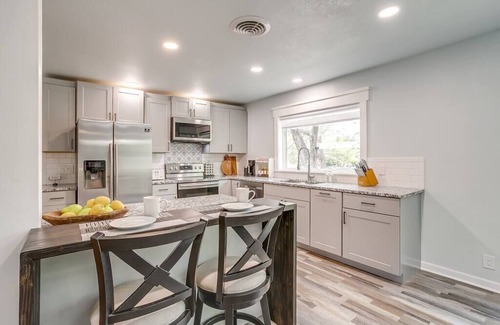 Granbury House | Elegant Oak House Near Granbury Square with Ocean Views