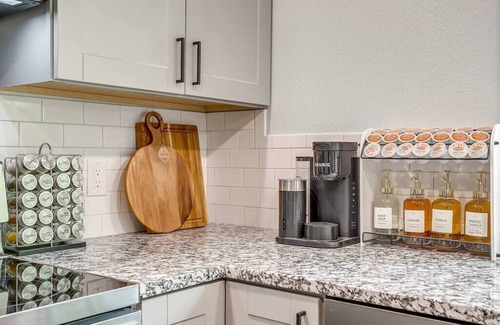 Granbury House | Elegant Oak House Near Granbury Square with Ocean Views