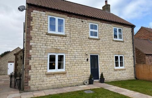 Reighton House | Family-Friendly Oak House: Sleeps 10 with Bar & Games Room