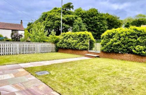 Reighton House | Family-Friendly Oak House: Sleeps 10 with Bar & Games Room