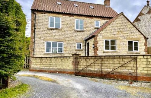 Reighton House | Family-Friendly Oak House: Sleeps 10 with Bar & Games Room