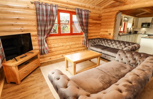 Castle Bytham Cottage | Family-Friendly Oak Lodge with Pool and Spa in Greetham