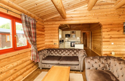 Castle Bytham Cottage | Family-Friendly Oak Lodge with Pool and Spa in Greetham