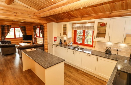 Castle Bytham Cottage | Family-Friendly Oak Lodge with Pool and Spa in Greetham
