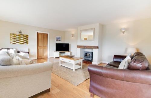 Foxley House | Pet-Friendly Oak Lodge: Family Haven with Great Reviews