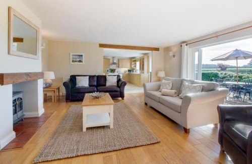Foxley House | Pet-Friendly Oak Lodge: Family Haven with Great Reviews